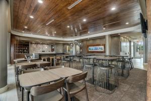 a bar with tables and chairs in a restaurant at SpringHill Suites by Marriott Stillwater in Stillwater