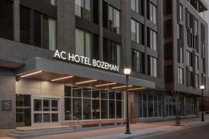 un extérieur de l'hôtel avec un panneau indiquant ac hotel boston dans l'établissement AC Hotel by Marriott Bozeman Downtown, à Bozeman