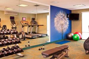 SpringHill Suites Boston Peabody في بيبودي: صالة ألعاب رياضية مع مجموعة من معدات التمرين في غرفة