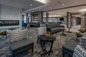 - un hall avec une salle d'attente dotée de canapés et de chaises dans l'établissement SpringHill Suites By Marriott Wrentham Plainville, à Wrentham