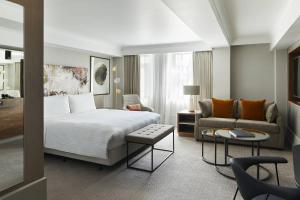 une chambre d'hôtel avec un lit et un canapé dans l'établissement London Marriott Hotel Kensington, à Londres