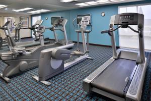 un gimnasio con cintas de correr y máquinas elípticas en Fairfield Inn and Suites by Marriott Birmingham / Bessemer en Bessemer