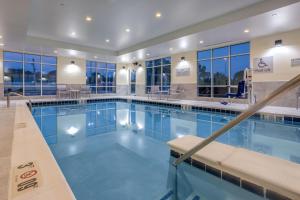 una piscina con acqua blu in un edificio di TownePlace Suites by Marriott Chicago Waukegan Gurnee a Waukegan