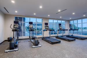 einen Fitnessraum mit mehreren Laufbändern und Crosstrainern in der Unterkunft TownePlace Suites by Marriott Chicago Waukegan Gurnee in Waukegan