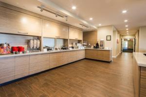 een grote keuken met houten kasten en een aanrecht bij TownePlace Suites by Marriott Cleveland in Cleveland