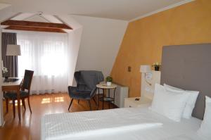 Posteľ alebo postele v izbe v ubytovaní The Golden Wheel Hotel