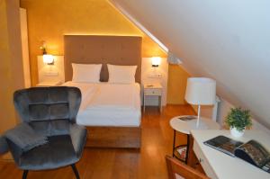 Posteľ alebo postele v izbe v ubytovaní The Golden Wheel Hotel