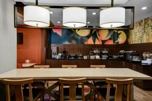 una sala da pranzo con un grande tavolo e sedie di Fairfield Inn by Marriott Dothan a Dothan