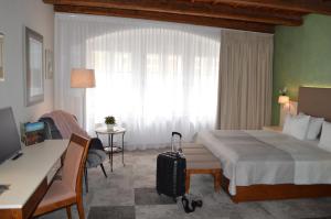 Posteľ alebo postele v izbe v ubytovaní The Golden Wheel Hotel