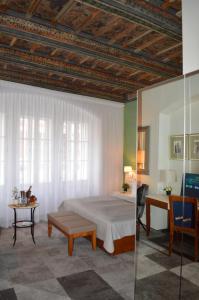 Posteľ alebo postele v izbe v ubytovaní The Golden Wheel Hotel