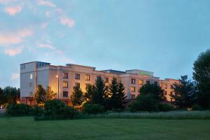 ein Gebäude mit einem Rasen davor in der Unterkunft Courtyard by Marriott Ithaca Airport/University in Ithaca