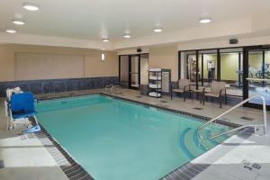 uma grande piscina num quarto de hotel em Courtyard by Marriott Ithaca Airport/University em Ithaca