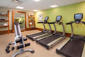Fitness centrum a/nebo fitness zařízení v ubytování Courtyard by Marriott Ithaca Airport/University