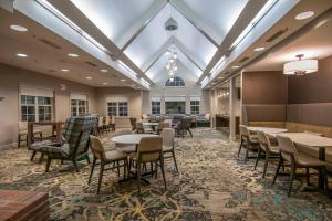 uma grande sala de jantar com mesas e cadeiras em Residence Inn by Marriott Springdale em Springdale