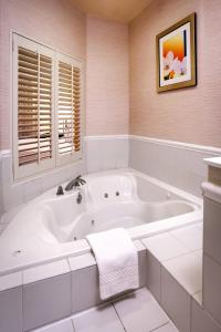 ein weißes Bad mit einer Badewanne und einem Fenster in der Unterkunft Fairfield Inn & Suites by Marriott Gillette in Gillette