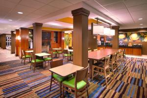 uma área de jantar com mesas e cadeiras numa cafetaria em Fairfield Inn & Suites by Marriott Gillette em Gillette