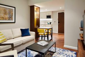 Residence Inn by Marriott Aberdeen في أبردين: غرفة معيشة مع أريكة وطاولة