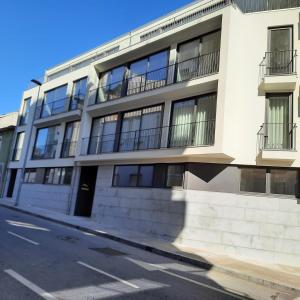 um edifício de apartamentos ao lado de uma rua em Pestana Apartments - In city center, Modern, New and Cozy no Porto