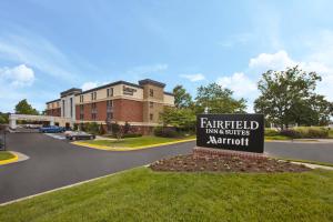Fairfield by Marriott Inn & Suites Herndon Reston في هيرندون: مبنى فيه لافته امام مبنى