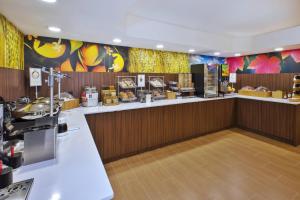 um restaurante de fast food com um balcão e um balcão em Fairfield by Marriott Inn & Suites Herndon Reston em Herndon