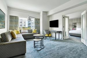 TV a/nebo společenská místnost v ubytování The Ritz-Carlton, Boston