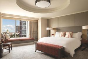 Postel nebo postele na pokoji v ubytování The Ritz-Carlton, Boston