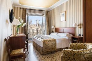 Un pat sau paturi într-o cameră la Hotel Silla