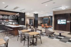 Courtyard by Marriott Baton Rouge Downtown 라운지 또는 바
