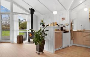 uma cozinha com fogão no meio de uma sala em Lovely Home In Dannemare With Sauna em Kramnitse