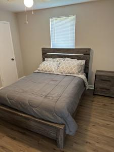ein Schlafzimmer mit einem Bett mit einem Kopfteil aus Holz in der Unterkunft 2 BR Loft 10 min from downtown in Nashville