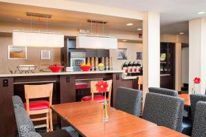- une cuisine et une salle à manger avec une table et des chaises dans l'établissement TownePlace Suites Indianapolis Park 100, à Indianapolis