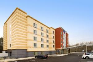 a building in a parking lot with cars parked at Fairfield Inn & Suites by Marriott Arundel Mills BWI Airport in Hanover