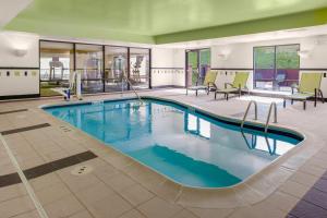 una piscina con acqua blu in una camera d'albergo di Fairfield Inn & Suites by Marriott Matthews Charlotte a Charlotte