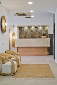 uma sala de estar com um átrio com uma recepção em Diana Art Boutique Hotel in Ilha de Rhodes