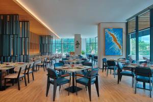 吉隆坡的住宿－Fairfield by Marriott Chow Kit Kuala Lumpur，用餐室设有桌椅和窗户。