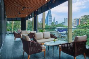 吉隆坡的住宿－Fairfield by Marriott Chow Kit Kuala Lumpur，大堂配有沙发、椅子和桌子