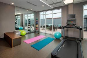 una oficina con gimnasio con cinta de correr y bolas en Fairfield Inn & Suites by Marriott Harrisburg International Airport en Middletown