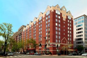 un edificio alto de ladrillo rojo en una calle de la ciudad en Fairfield Inn & Suites by Marriott Washington Downtown, en Washington