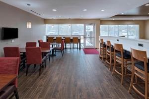 a restaurant with a bar and tables and chairs at TownePlace Suites by Marriott Baton Rouge Port Allen in Port Allen