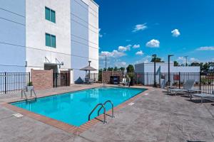 une piscine en face d'un bâtiment dans l'établissement TownePlace Suites by Marriott Baton Rouge Port Allen, à Port Allen