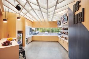 una grande cucina con pareti gialle e soffitto di Aloft Atlanta Perimeter Center a Sandy Springs