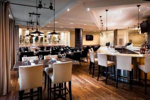 A restaurant or other place to eat at Le Westin Tremblant