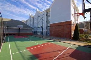 Tenis a/nebo squash v ubytování Residence Inn by Marriott Princeton at Carnegie Center nebo okolí