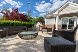 Patio nebo venkovní prostory v ubytování Residence Inn by Marriott Princeton at Carnegie Center