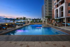 una piscina con mesas y sillas y un edificio en Marriott's BeachPlace Towers, en Fort Lauderdale