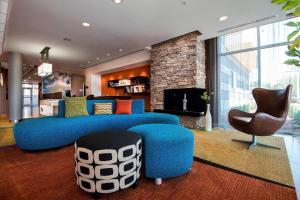 salon z niebieską kanapą i krzesłem w obiekcie Fairfield Inn & Suites by Marriott Little Rock Benton w mieście Benton