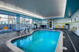 - une grande piscine dans une chambre d'hôtel dans l'établissement Fairfield Inn & Suites by Marriott Little Rock Benton, à Benton
