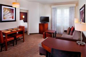 een hotelkamer met een woon- en eetkamer bij Residence Inn by Marriott Tallahassee Universities at the Capitol in Tallahassee