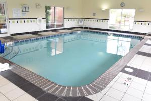 uma grande piscina com água azul em Fairfield Inn & Suites by Marriott Weirton em Weirton