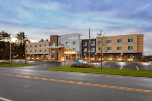 ein Gebäude mit einer Flagge davor in der Unterkunft Fairfield Inn & Suites by Marriott Queensbury Glens Falls/Lake George in Queensbury